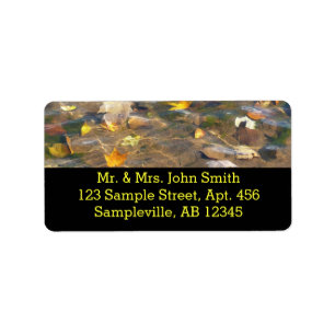 Fall Leaves in Pond Water Natuur Fotografie Etiket