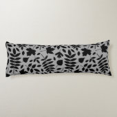 Fallen Leaves Big Pattern Black op grijs Lichaamskussen (Achterkant)