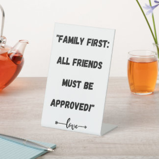 "Familie eerst: alle vrienden moeten worden goedge Reclamebord Met Voetstuk