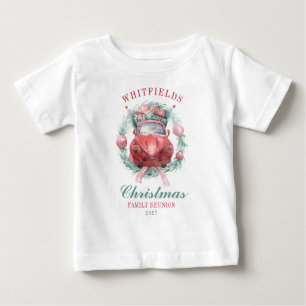 Familie kerstmis met rode auto die op vakantie is