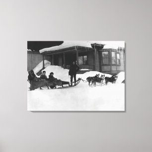 Familie op reis van Dog Sled in Alaska Canvas Afdruk