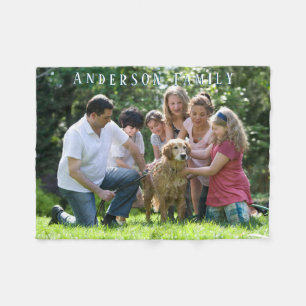 Familiefoto en naam personaliseren, witte tekst fleece deken