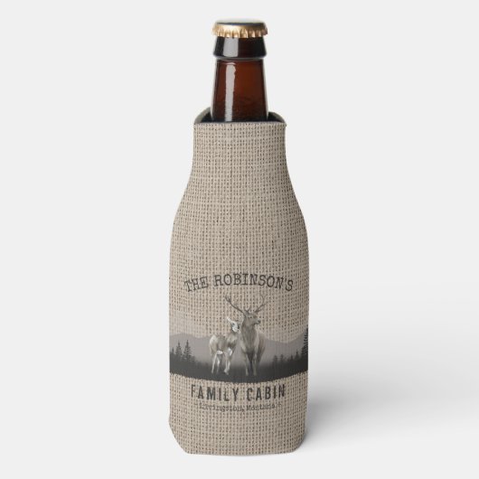 Familienaam Cabin Deer Pine Tree Forest Burlap Flesjeskoeler (Fles Voorkant)