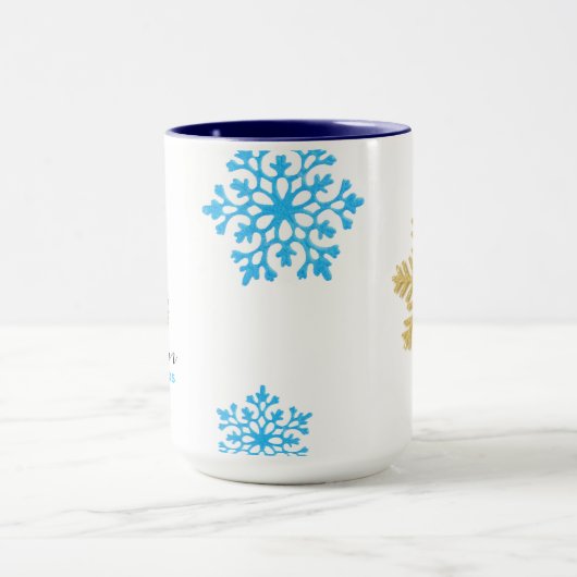 Familienaam moderne kerstboom en glitterige sneeuw mok (Midden)