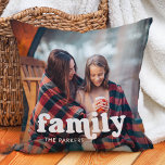 Famille | Boho Texte superposé avec deux photos<br><div class="desc">Ce coussin simple et élégant présente deux de vos photos personnelles,  ainsi que le mot "famille" dans la typographie moderne blanche boho et un endroit pour ajouter le nom de famille.</div>