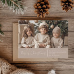 Famille de photos de Noël | Carte postale Red Joy<br><div class="desc">Célébrez l'esprit de la saison avec notre carte postale de Noël élégante dans des tons doux et neutres. Avec votre photo de famille préférée et le texte personnalisable "C'est Noël", accompagné d'un nom personnalisé, cette carte ajoute une touche de coeur à vos salutations de vacances. Parfait pour partager la joie...</div>