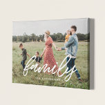 Famille moderne typographie superposition photo<br><div class="desc">Montrez vos photos de famille préférées avec cette imitation de toile moderne,  avec le mot Famille dans une belle superposition de texte. Vous pouvez facilement modifier la couleur et la taille du texte pour l'adapter à votre image.</div>