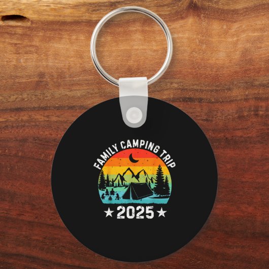 Family Camping Trip 2025 Matching Crew Summer Vaca Sleutelhanger (Voorkant)