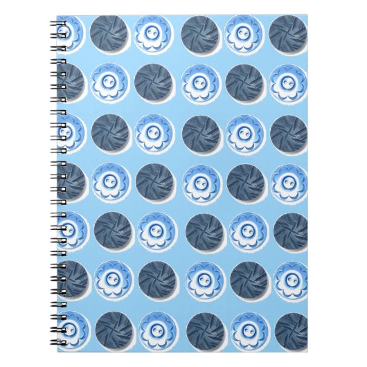 Fancy blauwe naaiknoppen op lichtblauw patroon notitieboek (Voorkant)