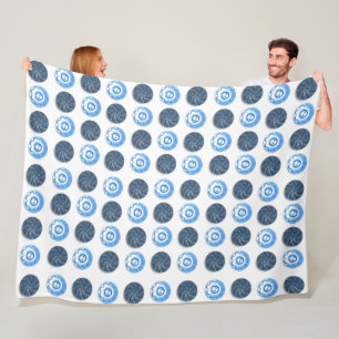 Fancy blauwe naaiknoppen patroon op wit fleece deken