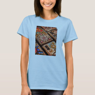 Fancy mobiele telefoons op een witte vrouwelijke k t-shirt