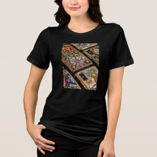 Fancy mobiele telefoons op een witte vrouwelijke k Tri-Blend shirt