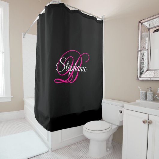 Fancy zwart wit en warm roze monogram douchegordijn (In situ)