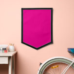 Fanion un arrière - plan rose avec une bordure noire<br><div class="desc">L'image présente un grand carré bleu à la texture douce et à l'ombre profonde de bleu. La couleur est vibrante et captivante,  créant une atmosphère calme et sereine. Le carré est le point central de l'image,  sans autre objet ni distractions visibles.</div>