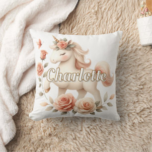 Fantasievolle pastel eenhoorn met rozen kussen