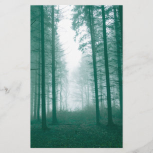 Fantastisch bos met mist in groen briefpapier