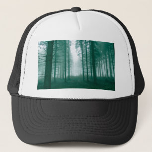 Fantastisch bos met mist in groen trucker pet