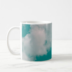 Fantastische en dynamische wolk en hemel met gru koffiemok