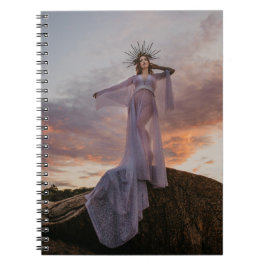 fantastische vrouwen die op een rockspiraal staan notitieboek