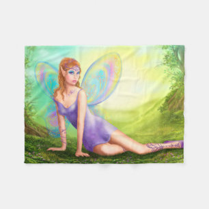 Fantasy fairy butterfly zit op gras in hout. fleece deken