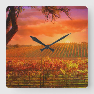 Fantasy Vineyard Clock Vierkante Klok
