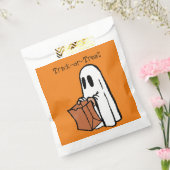 Fantôme blanc avec des sacs à collants ou à gâteau (Scellé)