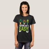 Farmer Hoeing Ain't Easy Vegetable Plants Gardenin T-shirt (Voorkant volledig)