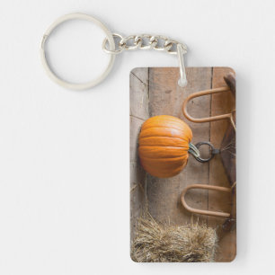 Farmers Museum. Pompoen in schuur met hooibaal Sleutelhanger