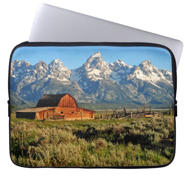 Farms Barn Shadowed by Snow Capped Mountains Laptop Sleeve (Voorkant)