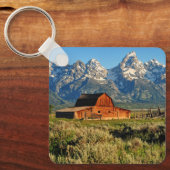 Farms Barn Shadowed by Snow Capped Mountains Sleutelhanger (Voorkant)