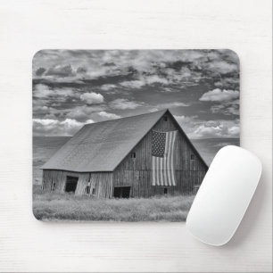 Farms   BW American Flag Barn Scene Muismat
