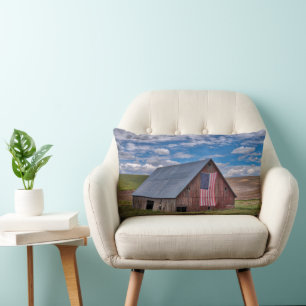 Farms Rustic Red Barn With American Flag Kussen