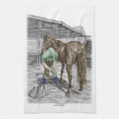 Farrier Blacksmith Trimming Horse Hoof Theedoek (Verticaal)