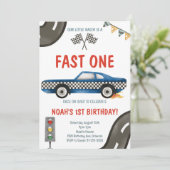 Fast One Blue Race Car 1er Invitation anniversaire (Debout devant)