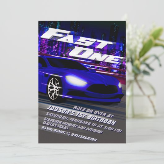 Fast One Racing 1er Anniversaire Invitation (Debout devant)
