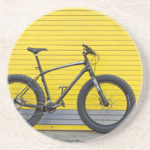 Fatbike tegen gele muur