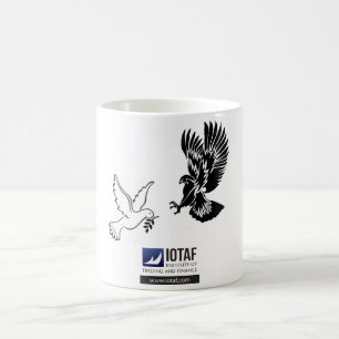 Faucon contre la tasse de colombe