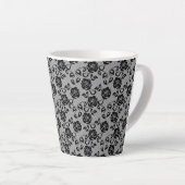Faux Black Lace Roses Fishnet Latte Mug (Angle droit)