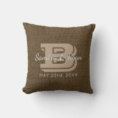 Faux Burlap Rustic Monogram Weddenschap Datum Kussen (Voorkant)
