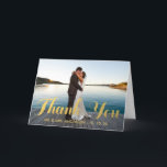 FAUX GOLD FOIL | CARTE DE REMERCIEMENTS PHOTO mari<br><div class="desc">SIMPLE FAUX GOLD FOIL MARIAGE MERCI FOLDED CARD AVEC VOTRE PHOTO. Design par Elke Clarke© Disponible à l'adresse www.zazzle.com/monogramgallery. Envoyez votre message de remerciement mariage en tant que nouveaux mariés à vos amis et votre famille en utilisant cette élégante carte de remerciement photo mariage avec les mots "Merci" écrit dans...</div>