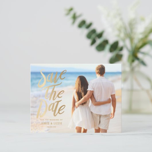 Faux Gold Foil Lettering Foto opslaan Datum Aankondigingskaart (Staand voorkant)