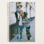 Faux Gold Overlay Demi-couronne Année Nom Photo<br><div class="desc">Élégant planificateur personnalisé imprimé avec votre photo sur la couverture. Écrivez l'année au-dessus d'une demi-couronne dessinée à la main de feuilles et de baies imprimés avec un effet d'or faux. Ajoutez votre nom dans une police de couleur or sous. Le dos est orné de rayures chic en blanc et faux...</div>