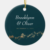 Faux Gold Painterly Bergen Namen & Datum Keramisch Ornament (Voorkant)