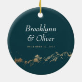 Faux Gold Painterly Bergen Namen & Datum Keramisch Ornament (Achterkant)