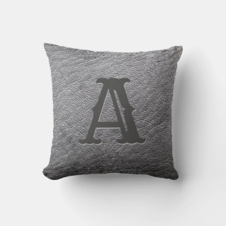 Faux grijs leder monogram reliëf kussen