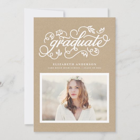 Faux Script Kraft Paper Rustic Script Afstuderen Aankondiging (Voorkant)