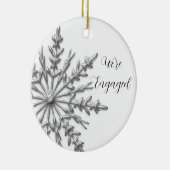 Faux Silver en White Winter Snowflake Verloving Keramisch Ornament (Rechts)