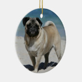Fawn Pug bij Beach Keramisch Ornament (Rechts)