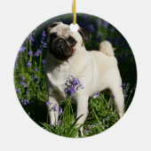 Fawn Pug Permanent in de Bluebells Keramisch Ornament (Achterkant)