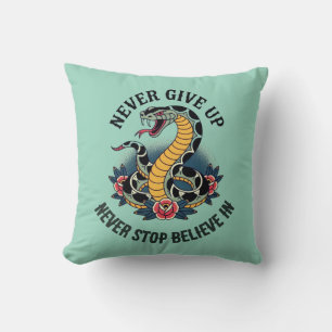 Fearless Spirit: Bold Snake en Rozen artwork Kussen